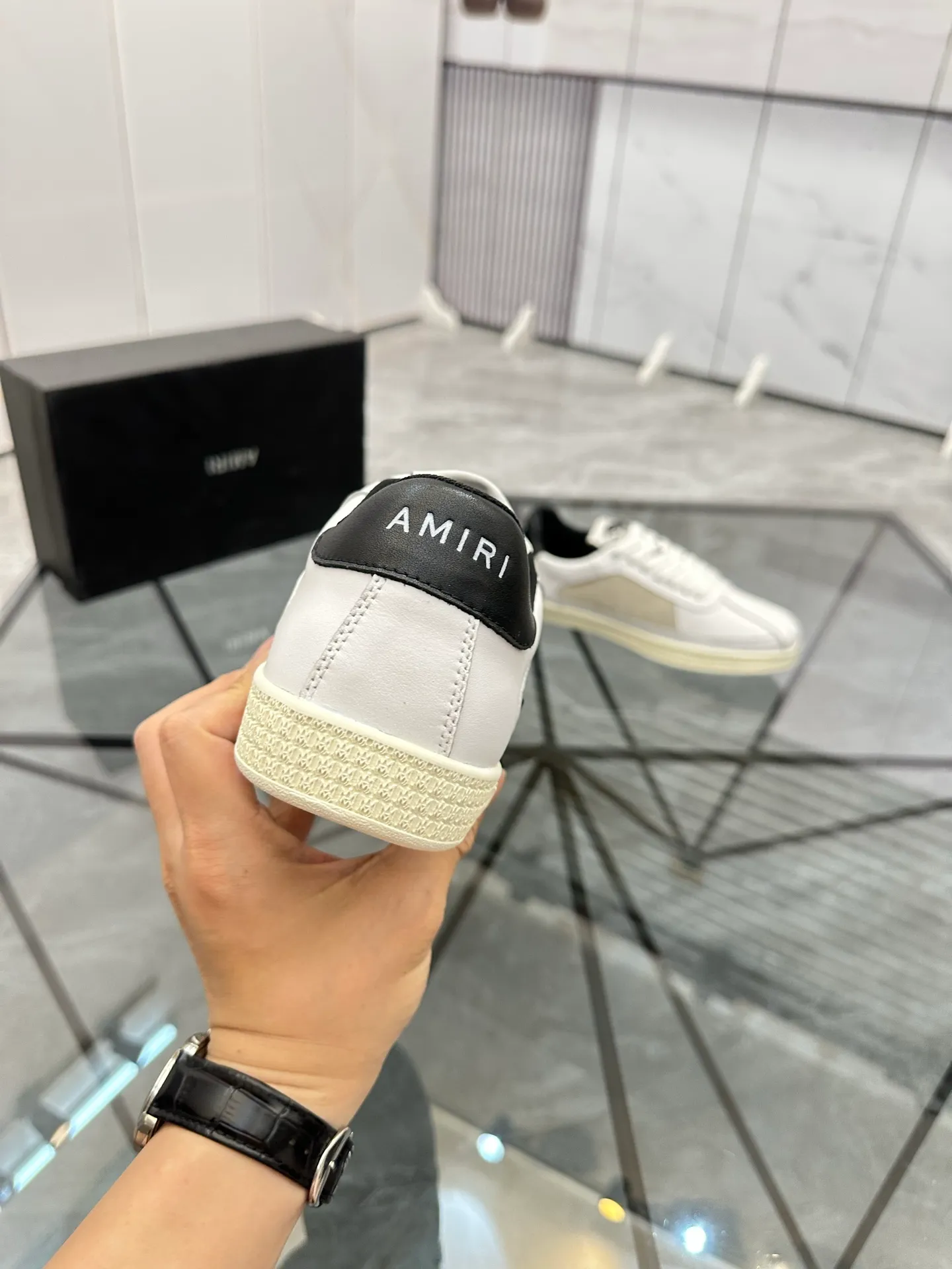 Men's shoes: 💰P420¥ Product trademark: AMIRI* "Amir*" low-top casual shoes Regular size: 38-45 (can be customized to 46) Product material: imported cowhide upper, breathable lining, original outsole. Number: 001